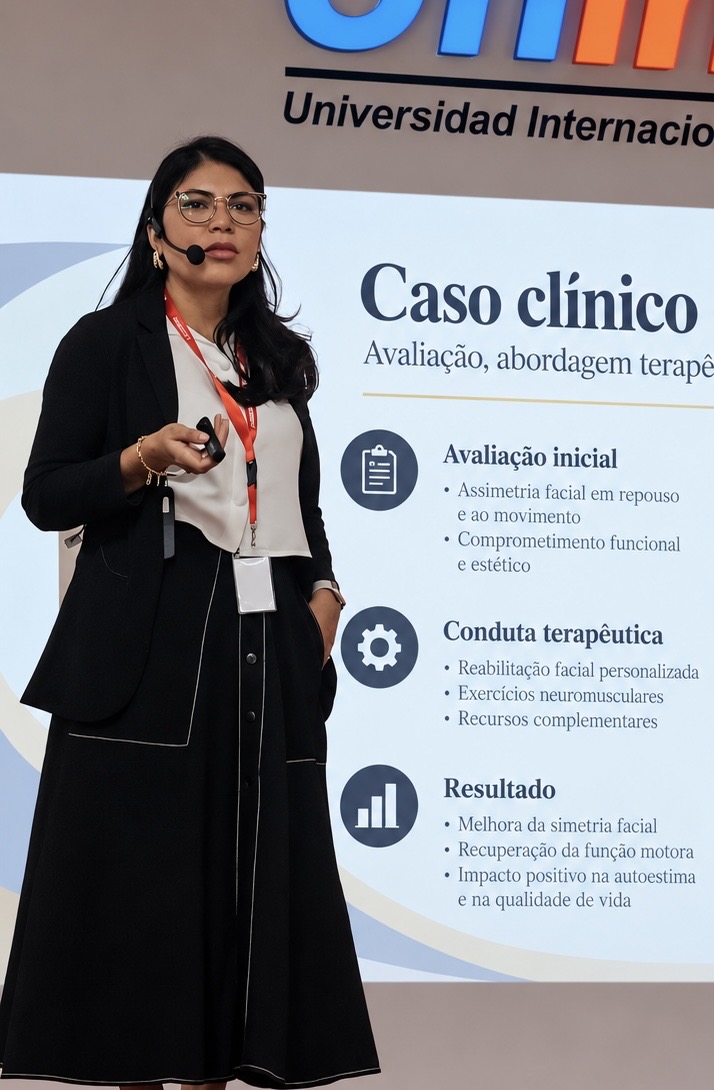 Dra. Suinayra Macuxi em uma palestra sobre paralisia facial